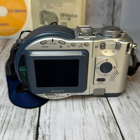 Sony Mavica MVC-CD200 2.1MP 2.5" 3x Optical Zoom Compact Digital Camera PARTS - Picture 4 of 9